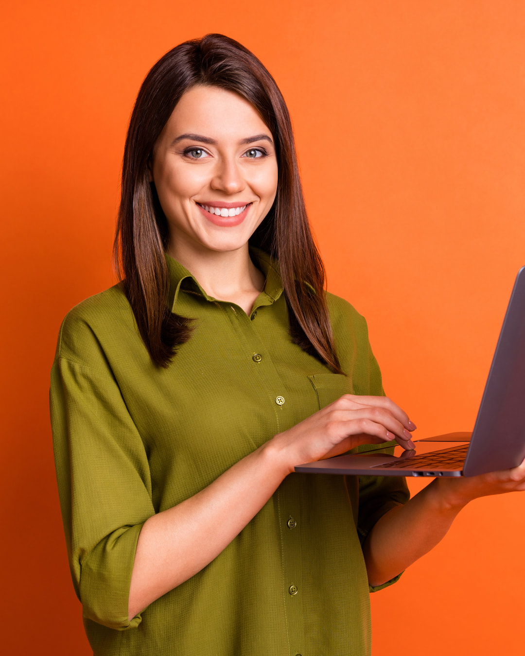 mężczyzna z laptopem