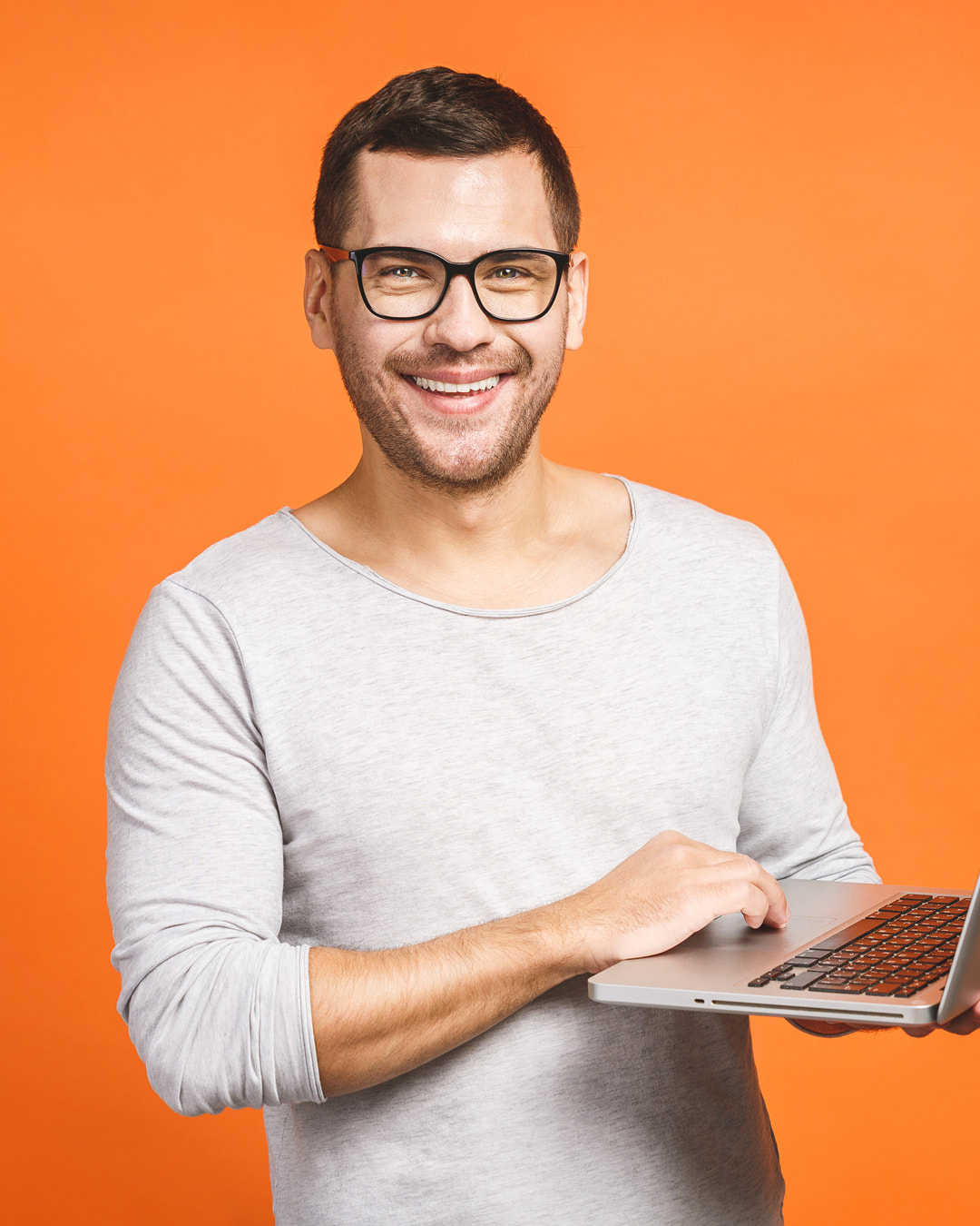 mężczyzna z laptopem